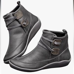 Used Flat Short Retro Women's Boots Size 9, No size on boots Grey